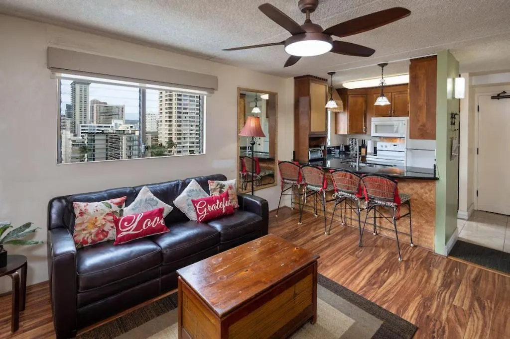 Heart Of Waikiki,1Bdrm,Free Parking, Wifi,No Resort Fees,Youtube,Netflix ! Honolulu Holiday home